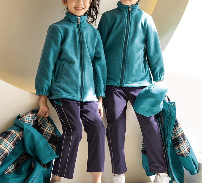 Cree el abrigo de invierno azul a prueba de viento caliente de los niños del uniforme de la escuela primaria para requisitos particulares con el sombrero