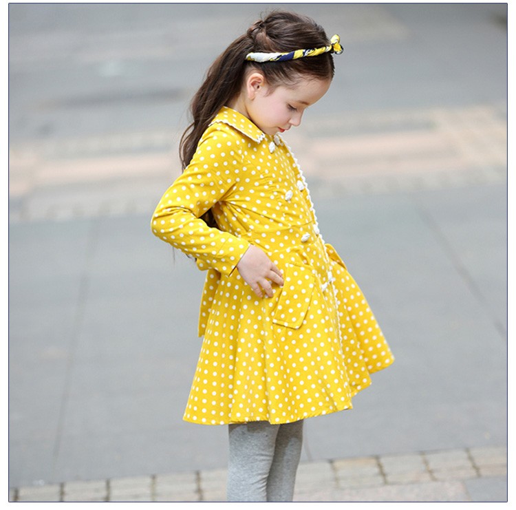 Vestido acampanado de lunares para niñas pequeñas con doble botonadura amarilla de diseño personalizado