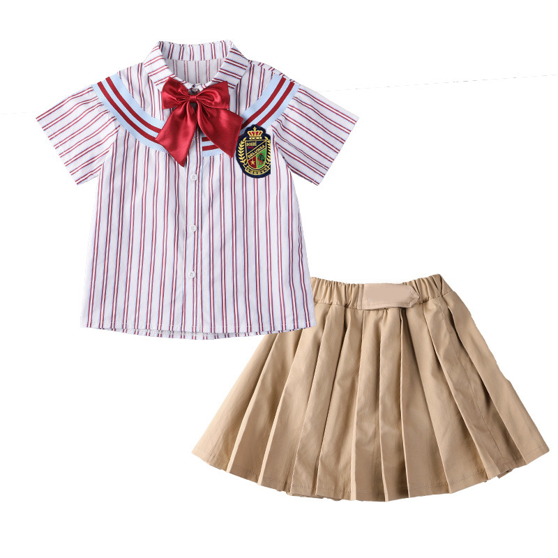 Uniforme de verano para jardín de infantes, pantalones cortos marrones para niños y camisas de manga corta a rayas rojas con pajarita