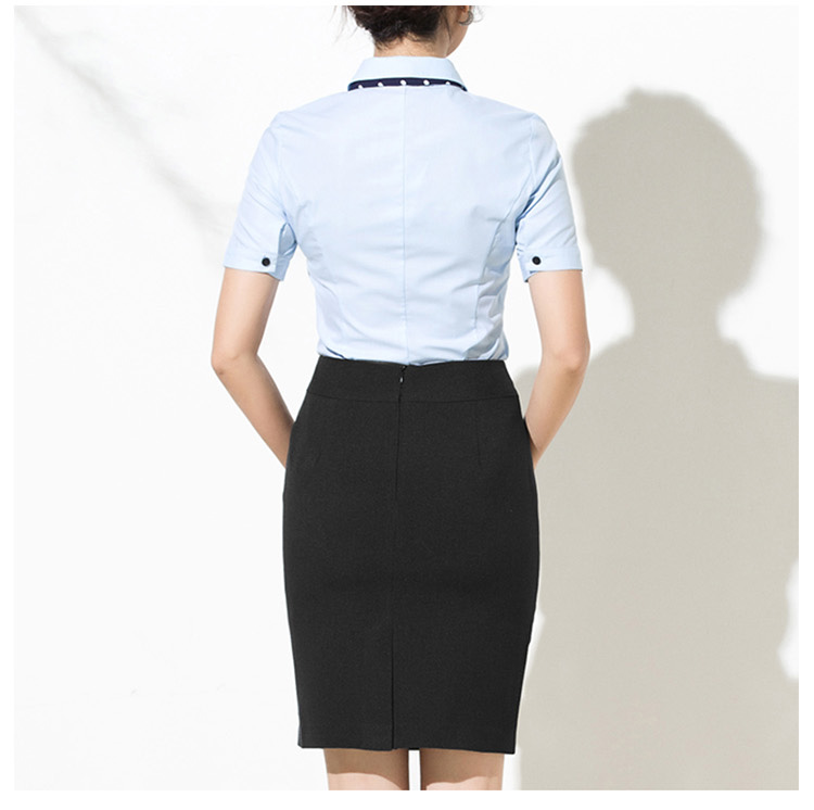 Camisa azul de manga corta con doble botonadura de Lady Office de diseño personalizado y falda negra a media pierna