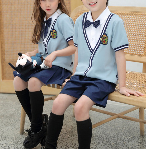 Traje de uniforme de manga corta para niños azul claro de escuela primaria de verano con diseño personalizado con pajarita